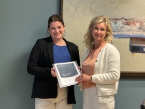 Partner Malin Tønseth overrekker rapporten til næringsminister Cecilie Myrseth. Foto: NFD